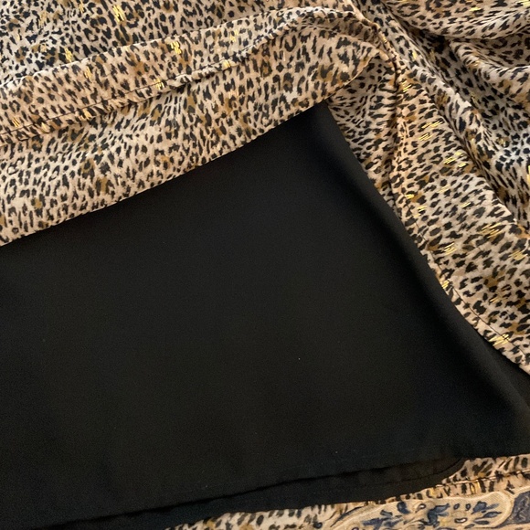 Beautiful ladies v neck long sleeve blouse.  Like new!  Vince Camuto size large - Picture 7 of 9